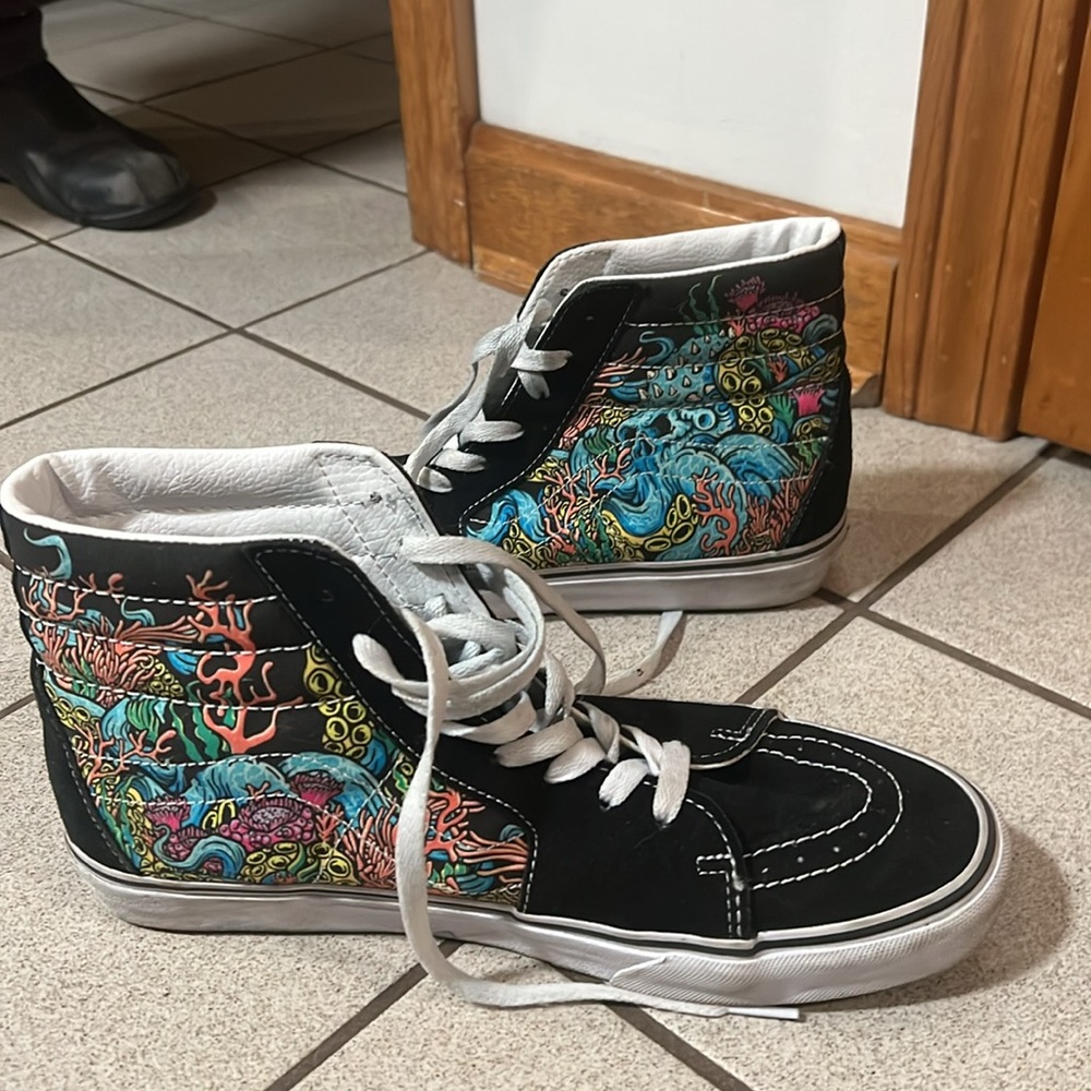 VANS / LIKE NEW / MENS / 10.5 / BLACK SUEDE GRAFFITI HIGH TOP